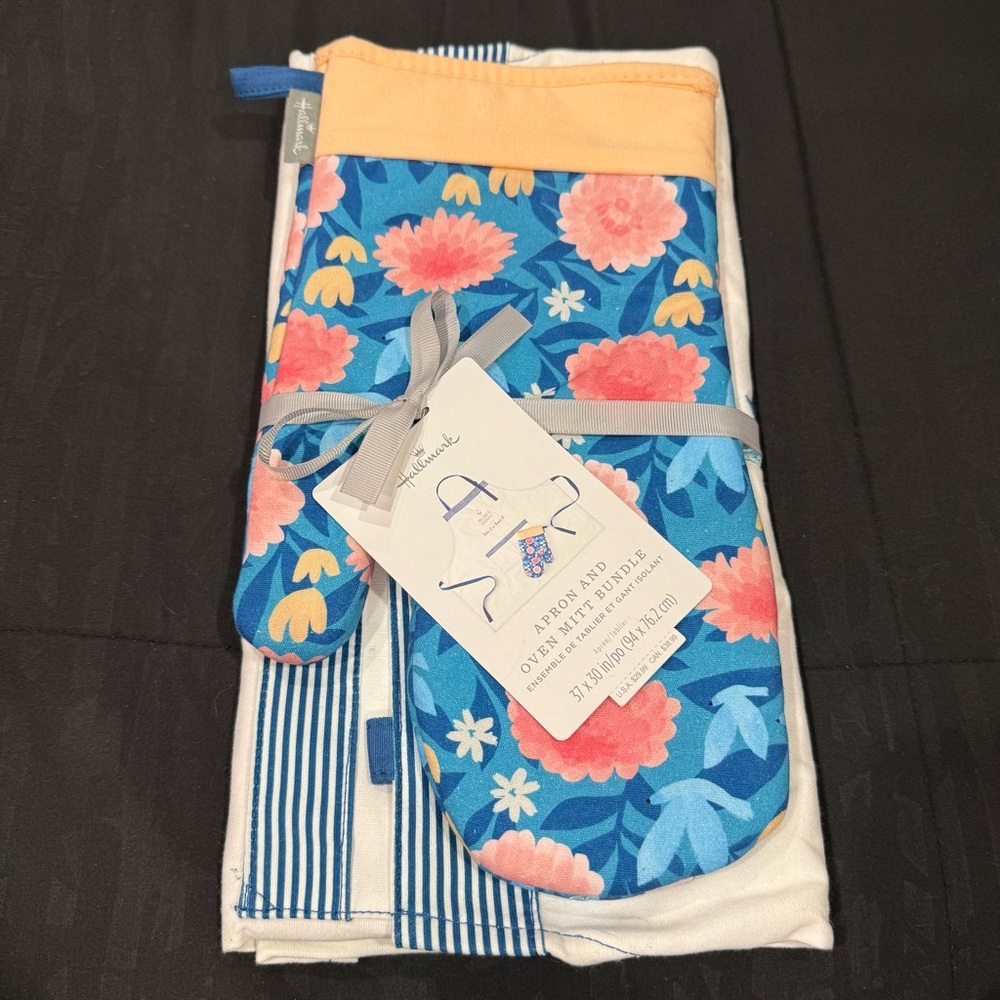 Hallmark Mom's Menu Apron and Oven Mitt Bundle